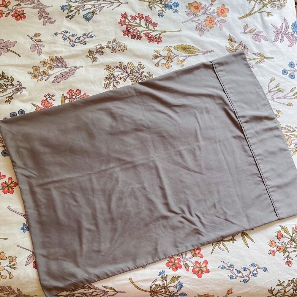 NWOT ✨ Gray Standard Pillowcase – Single